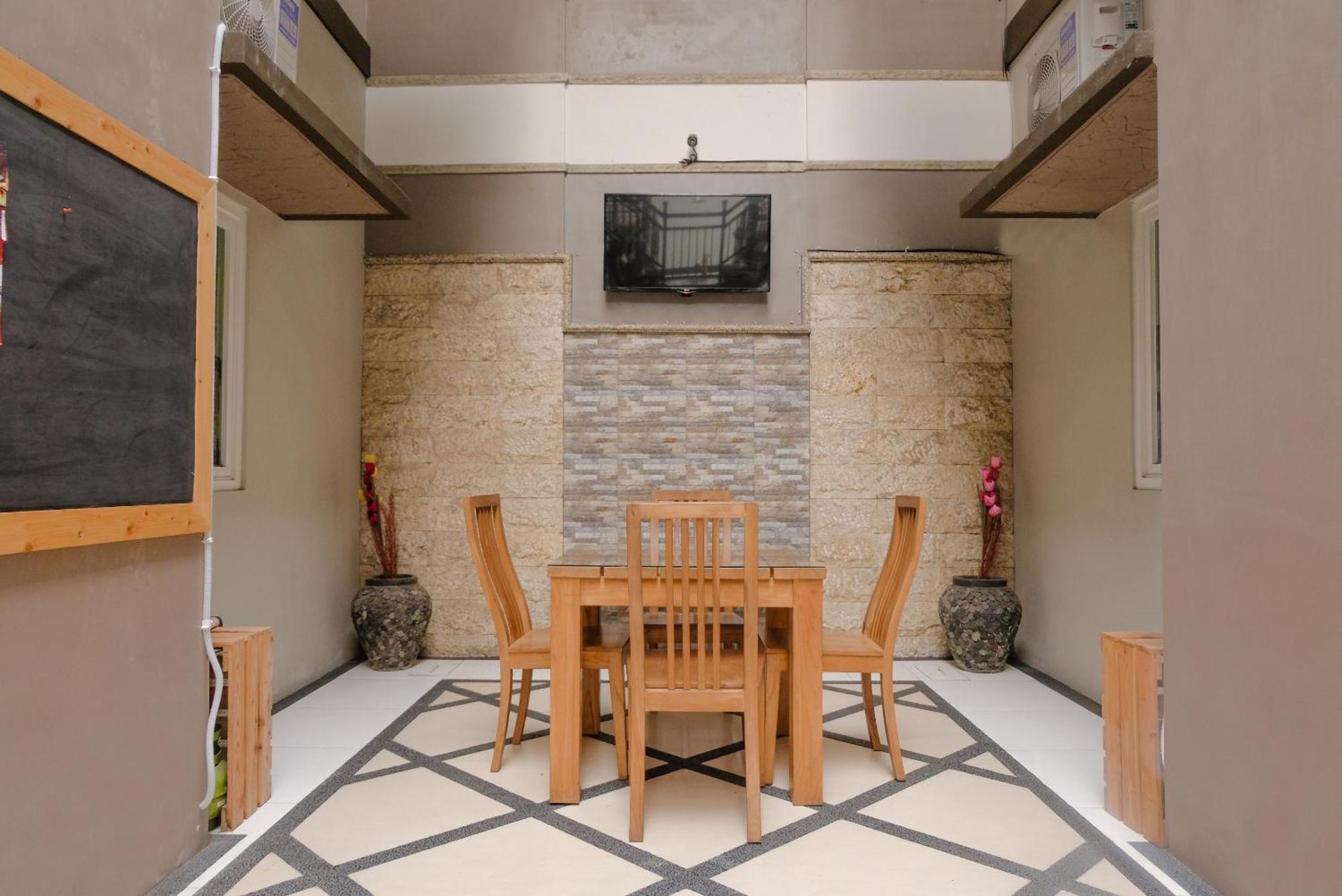 Oyo Life 2399 Gerbera House - Kos Putri Hotel มะลัง ภายนอก รูปภาพ