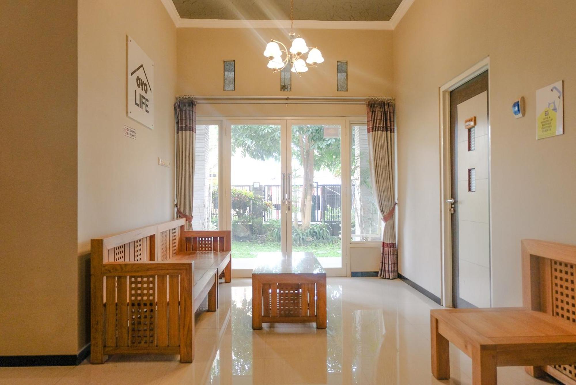 Oyo Life 2399 Gerbera House - Kos Putri Hotel มะลัง ภายนอก รูปภาพ